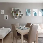 Guesthost - M1 Gambara Balcony Апартаменты