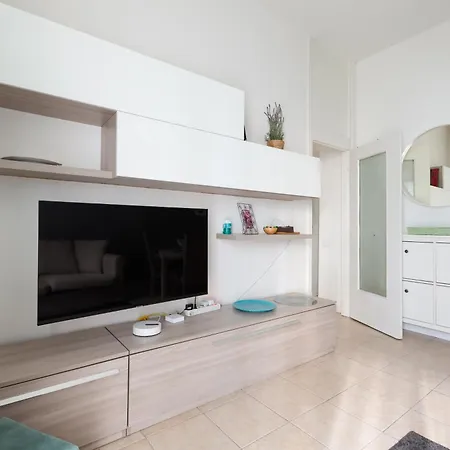 M1 Gambara Balcony Apartment *